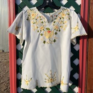 [SOLD] Vintage, embroidered top made in Mexico 🌼